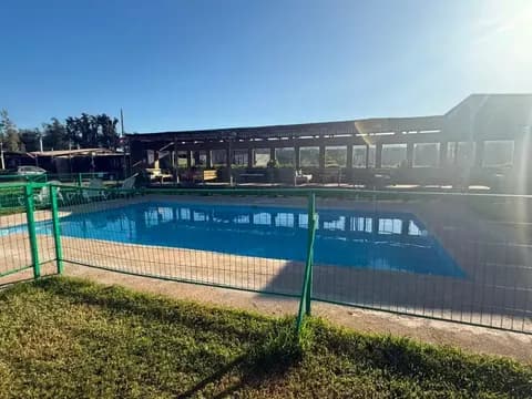 Piscina exterior cercada para mayor seguridad familiar en Ripamonti Lodge, Coquimbo