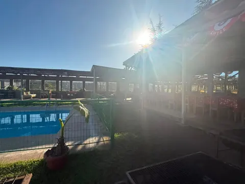 Zona de piscina junto a la terraza techada en Ripamonti Lodge, Coquimbo
