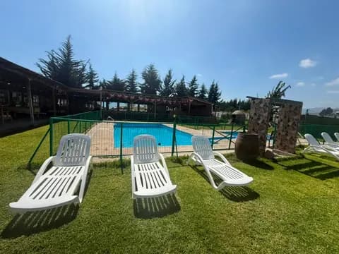 Zona de reposeras y solárium junto a la piscina exterior en Ripamonti Lodge, Coquimbo