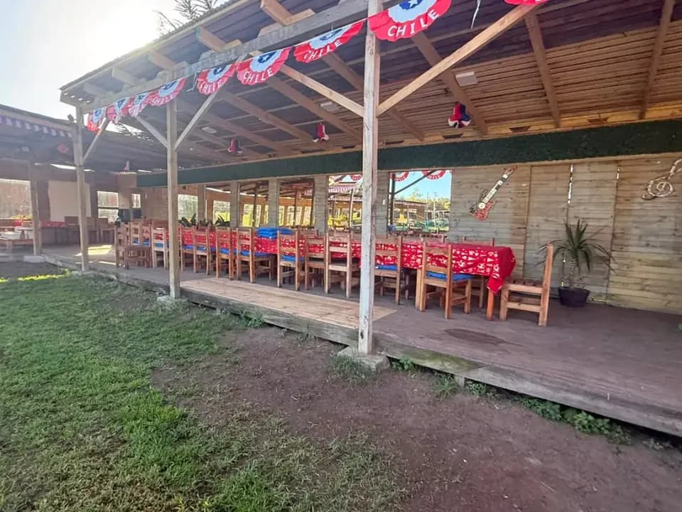 Amplia terraza y comedor al aire libre decorado para celebraciones en Ripamonti Lodge
