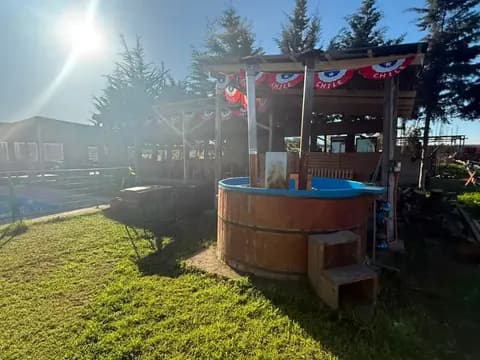 Tinaja de agua caliente de madera al aire libre en Ripamonti Lodge, Coquimbo