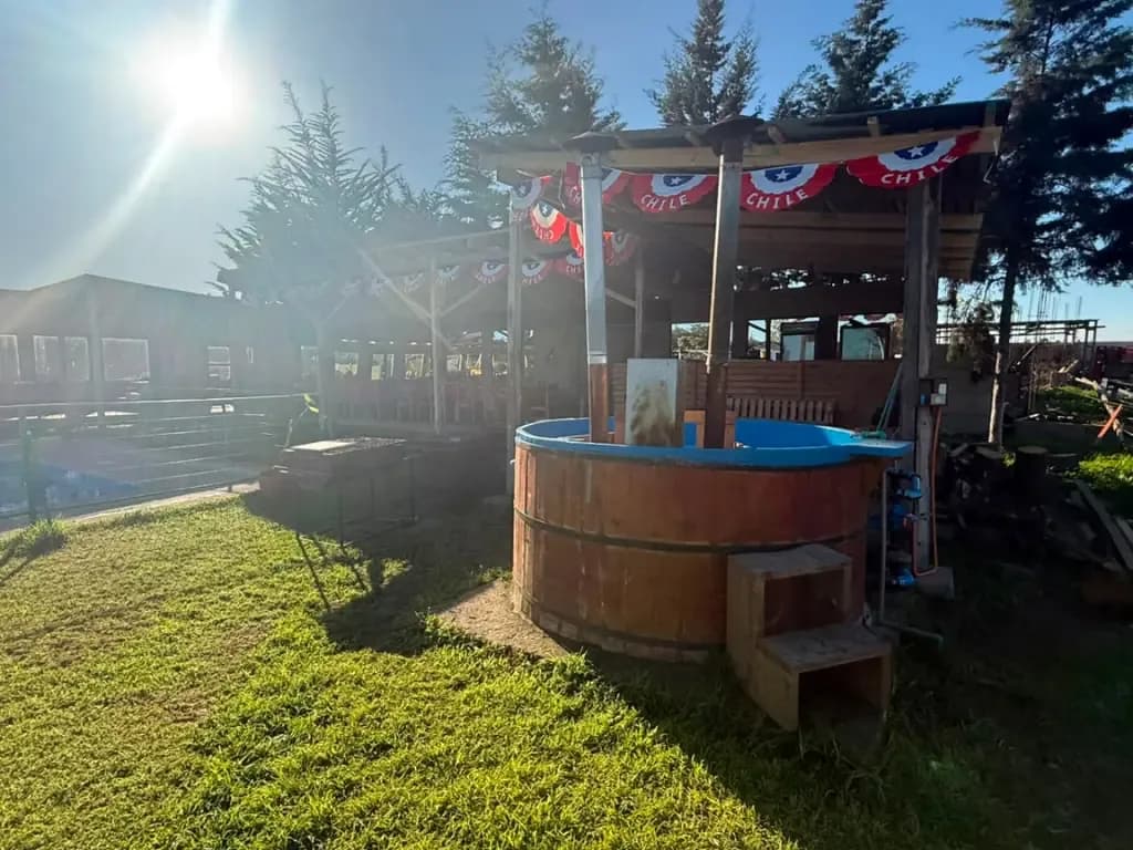 Tinaja de agua caliente de madera al aire libre en Ripamonti Lodge, Coquimbo